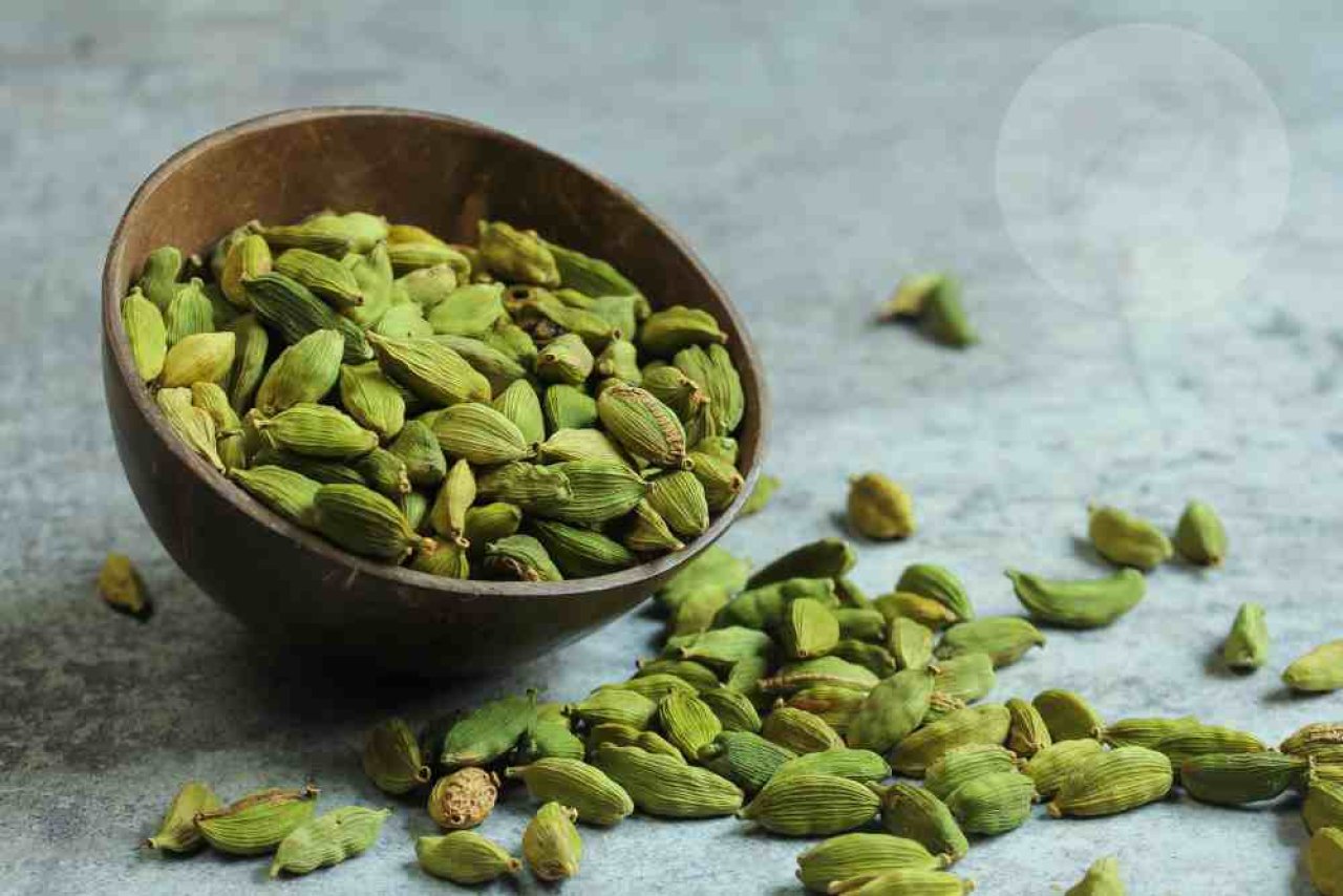 Small Cardamom Guide: Benefits, Uses, Price & Buying Tips